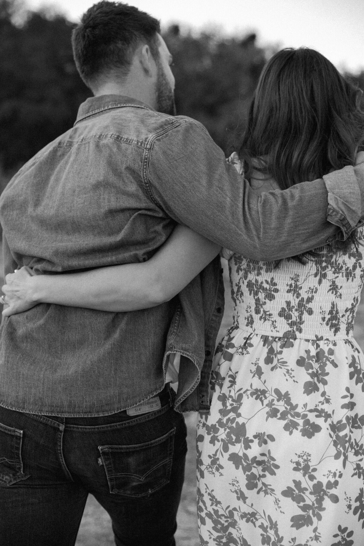 2022_folsom-lake-autumn-engagement-adam-griffin-photo-14