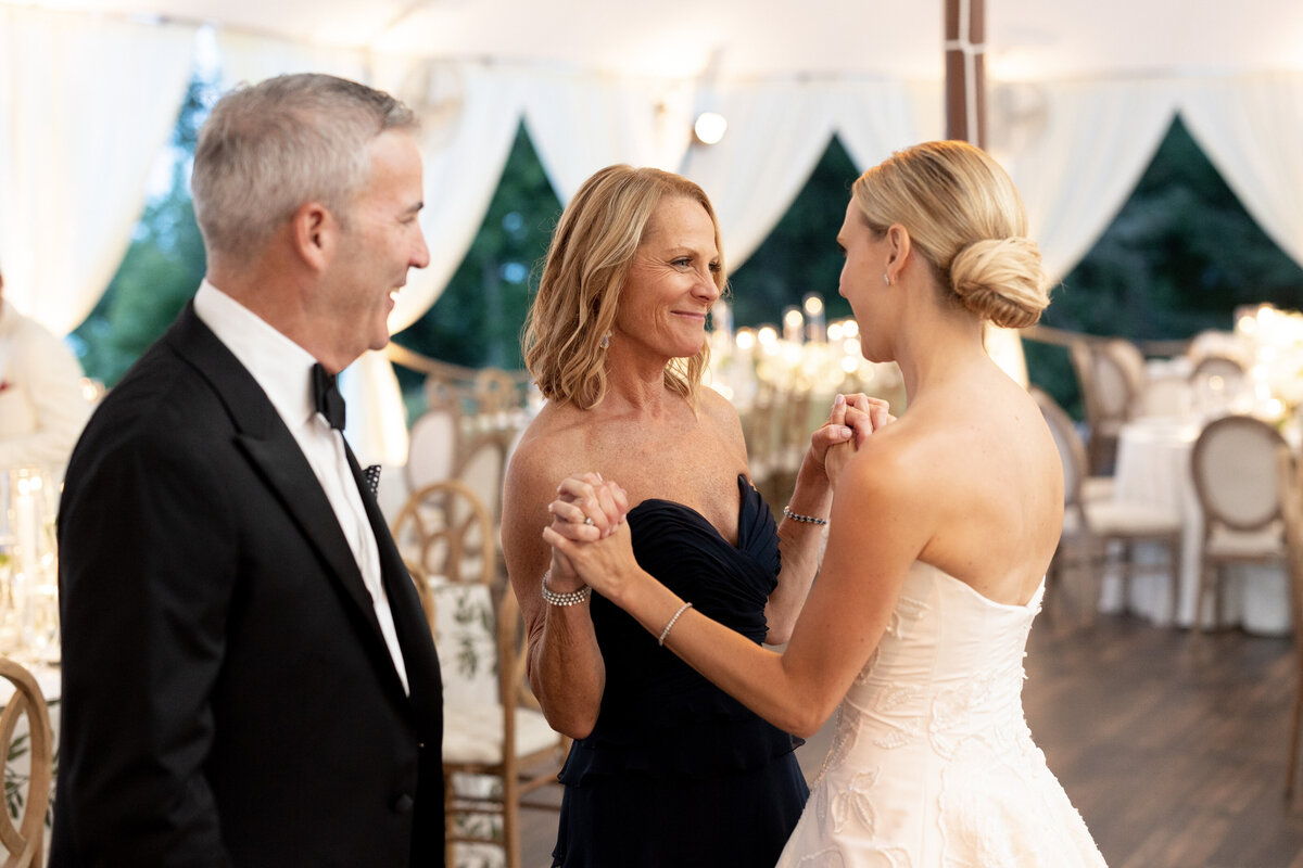 shoreacres-lake-bluff-tent-wedding-by-olivialeigh-14