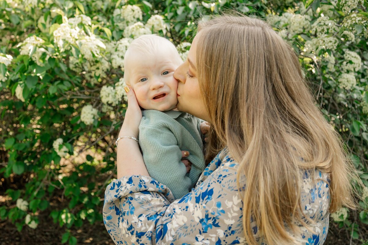 Claire Katan spring family mini session photography in Omaha, NE.