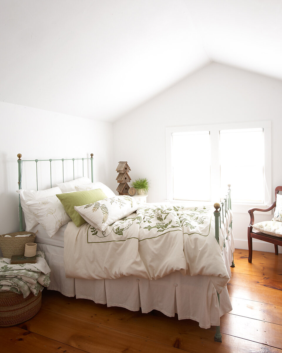 bedroom-green-white-cottage