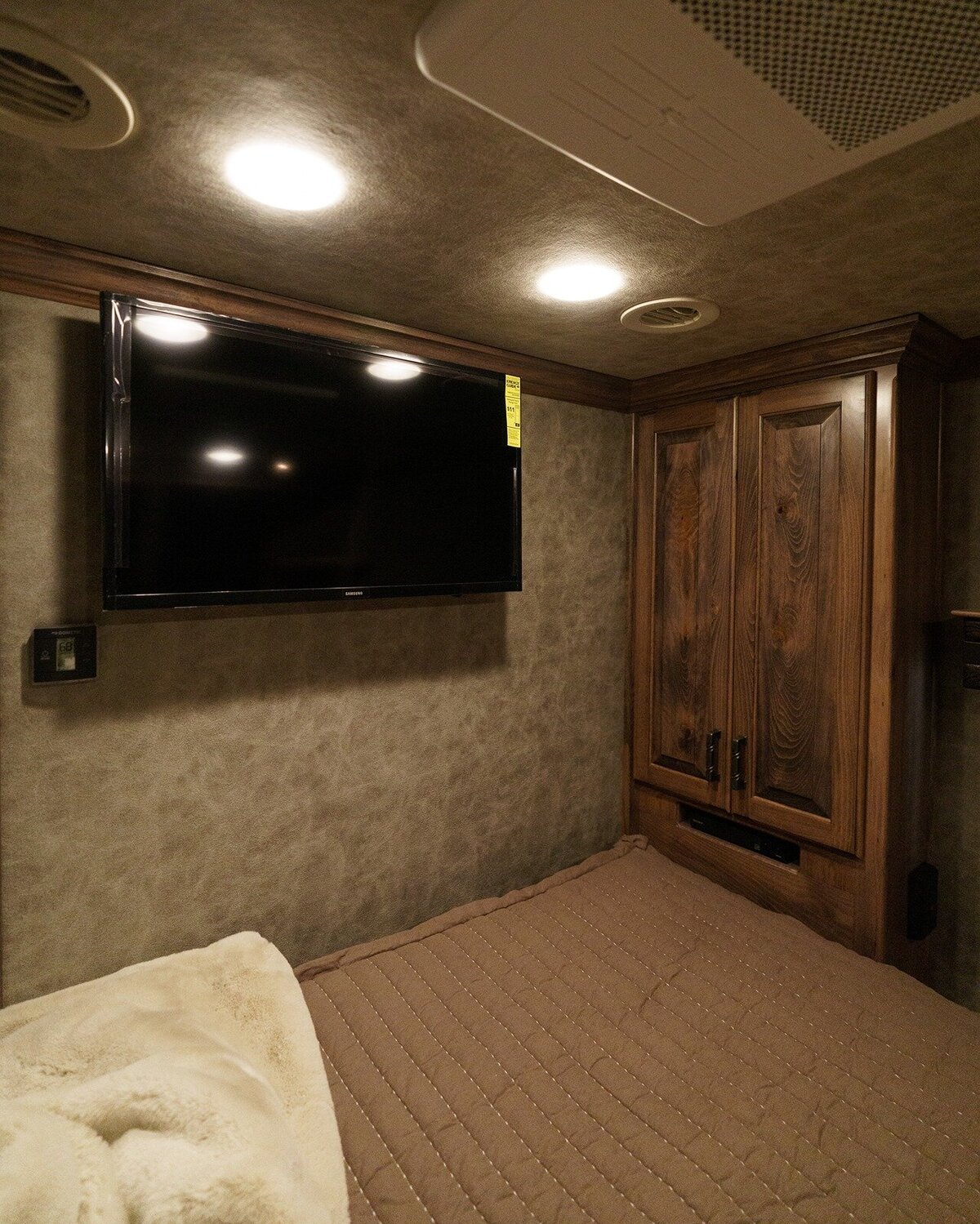 luxury-horse-trailer-bedroom-missouri-2