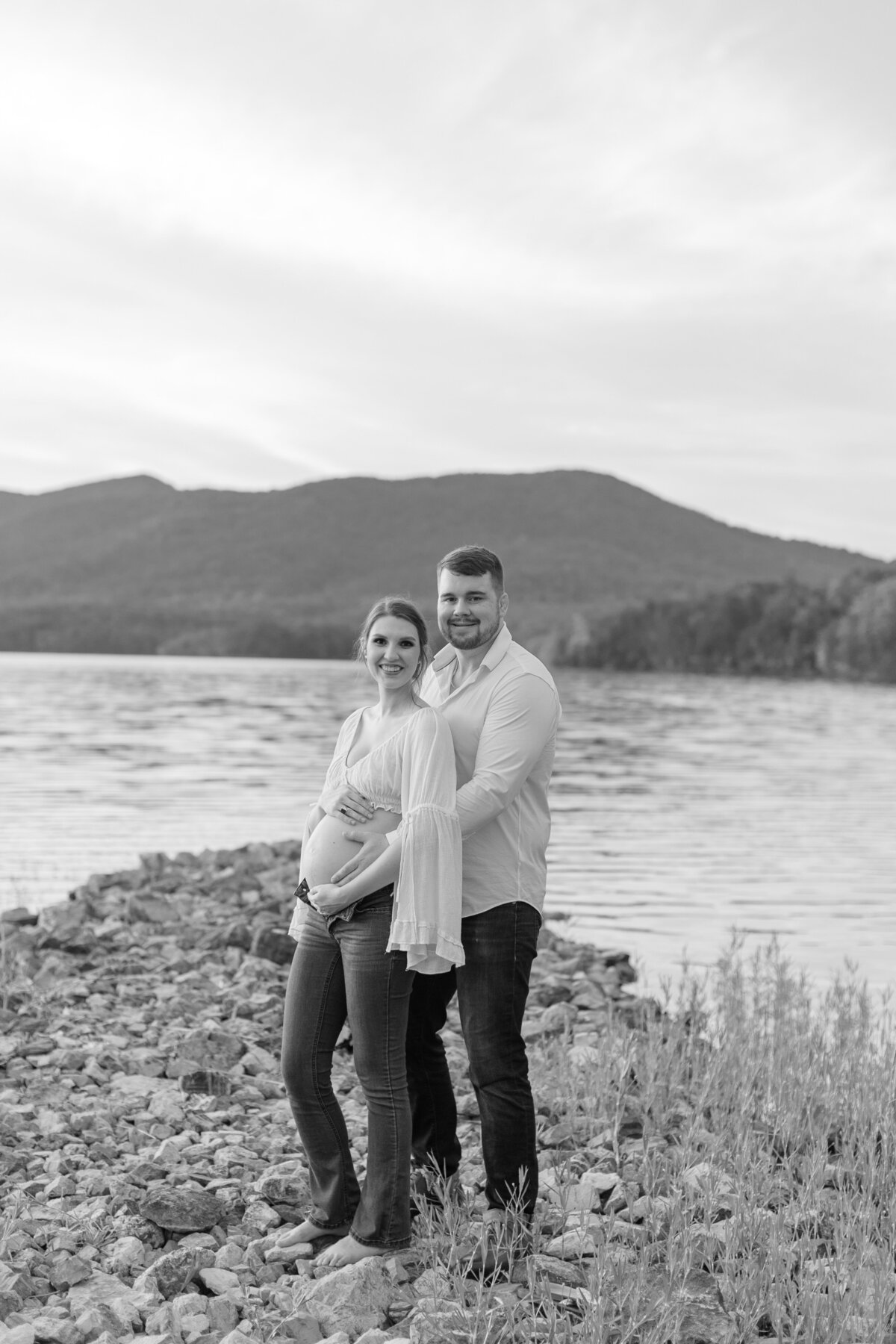 Documentary-Maternity-Session-at-Carvins-Cove-RJ-123