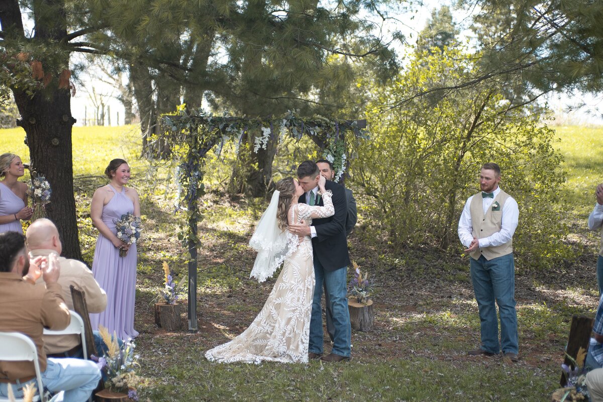 Floral details on wedding cake
