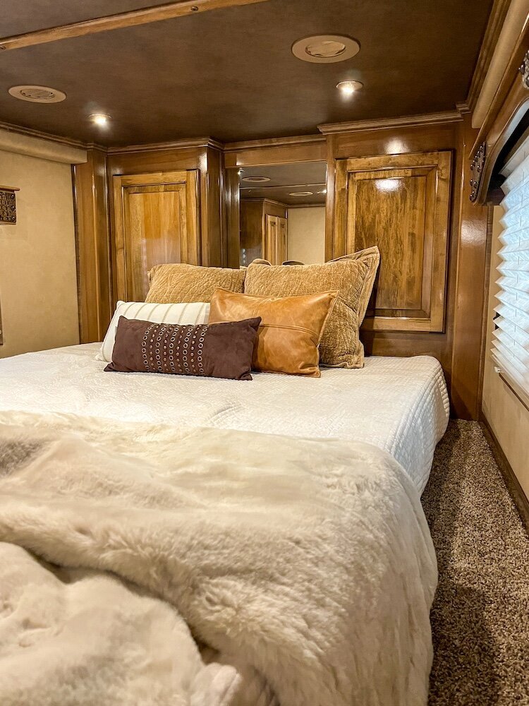 luxury-living-quarter-horse-trailers-trail-boss-conversions-nose-10