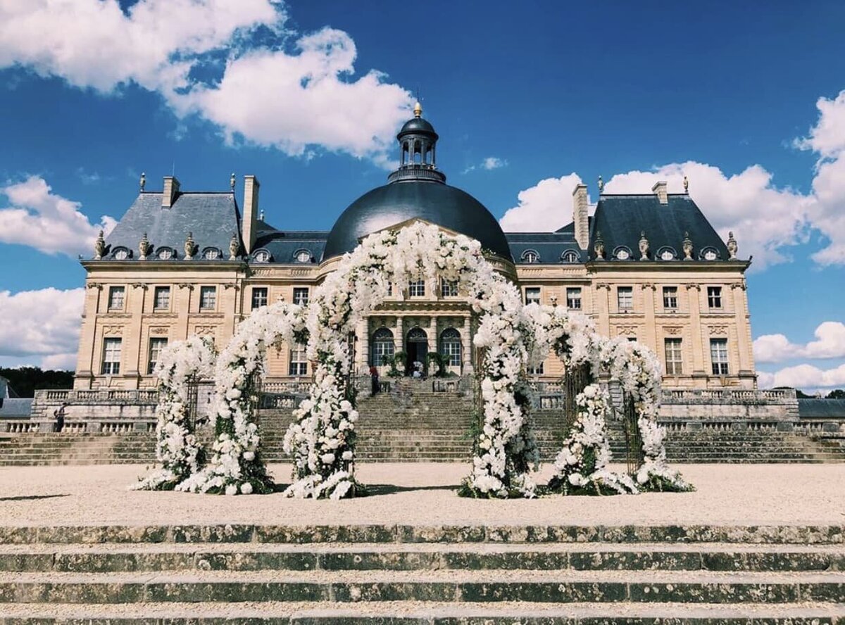 2-DestinationWeddingFrance-Vaux Le Vicomte2-arches wow 