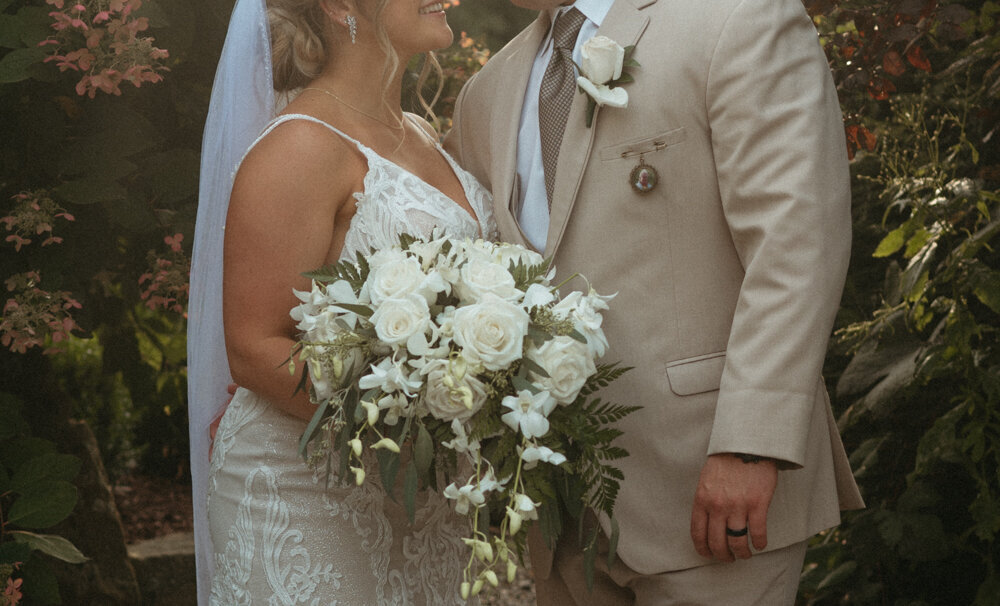 wedding flower detail photos during all white wedding day