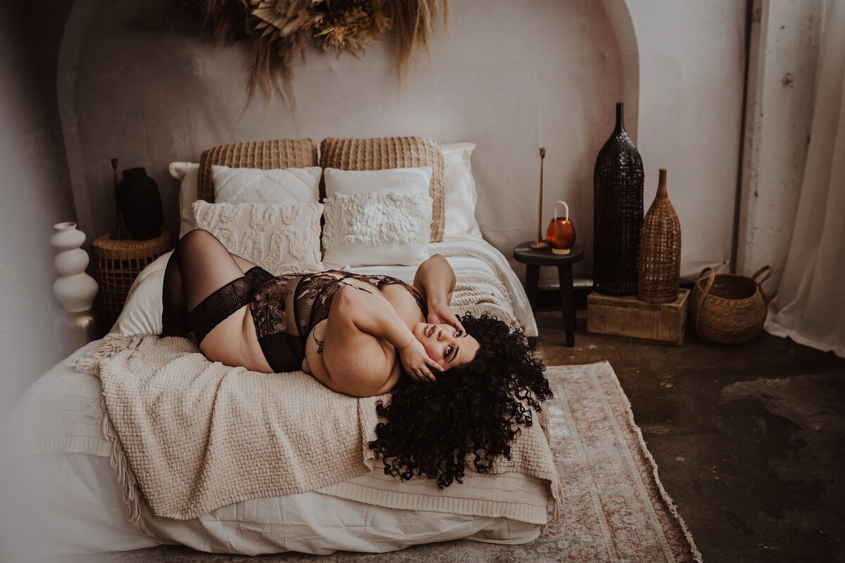 boudoir-on-bed-the-storyteller-studio-des-moines-storyteller-collective-photo-co