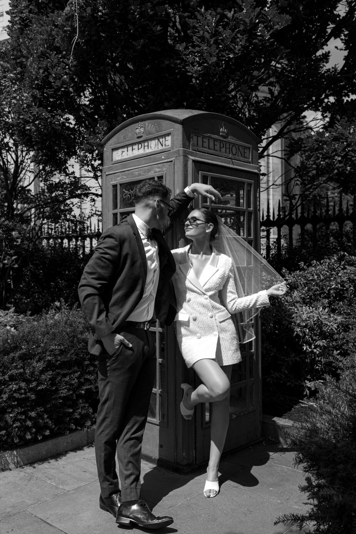 timeless-romantic-luxury-wedding-bride-london-redtelephonebox-blackandwhite-stpauls-photography