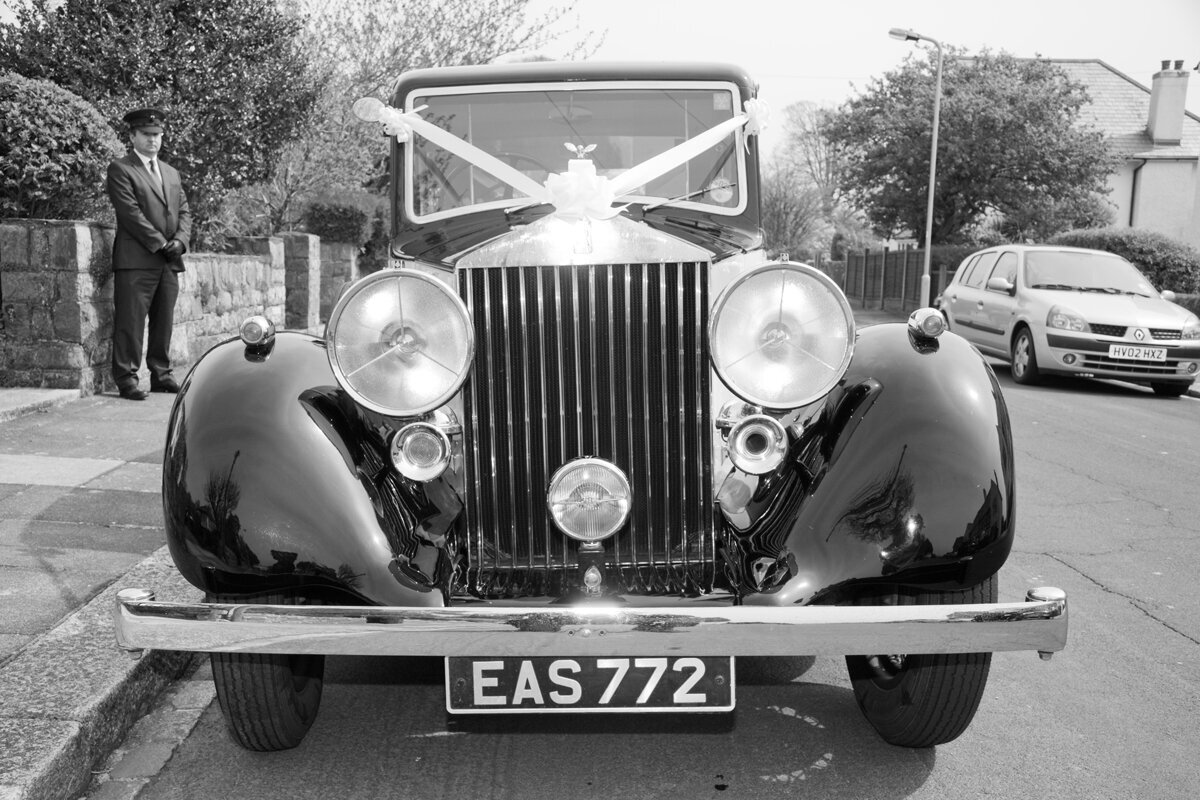 pro-story-photography_rolls-royce-vintage-front_white-ribbon-b&w_mannamead-plymouth_devon