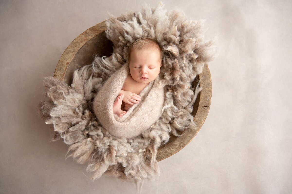 newborn in mooie houten schaal