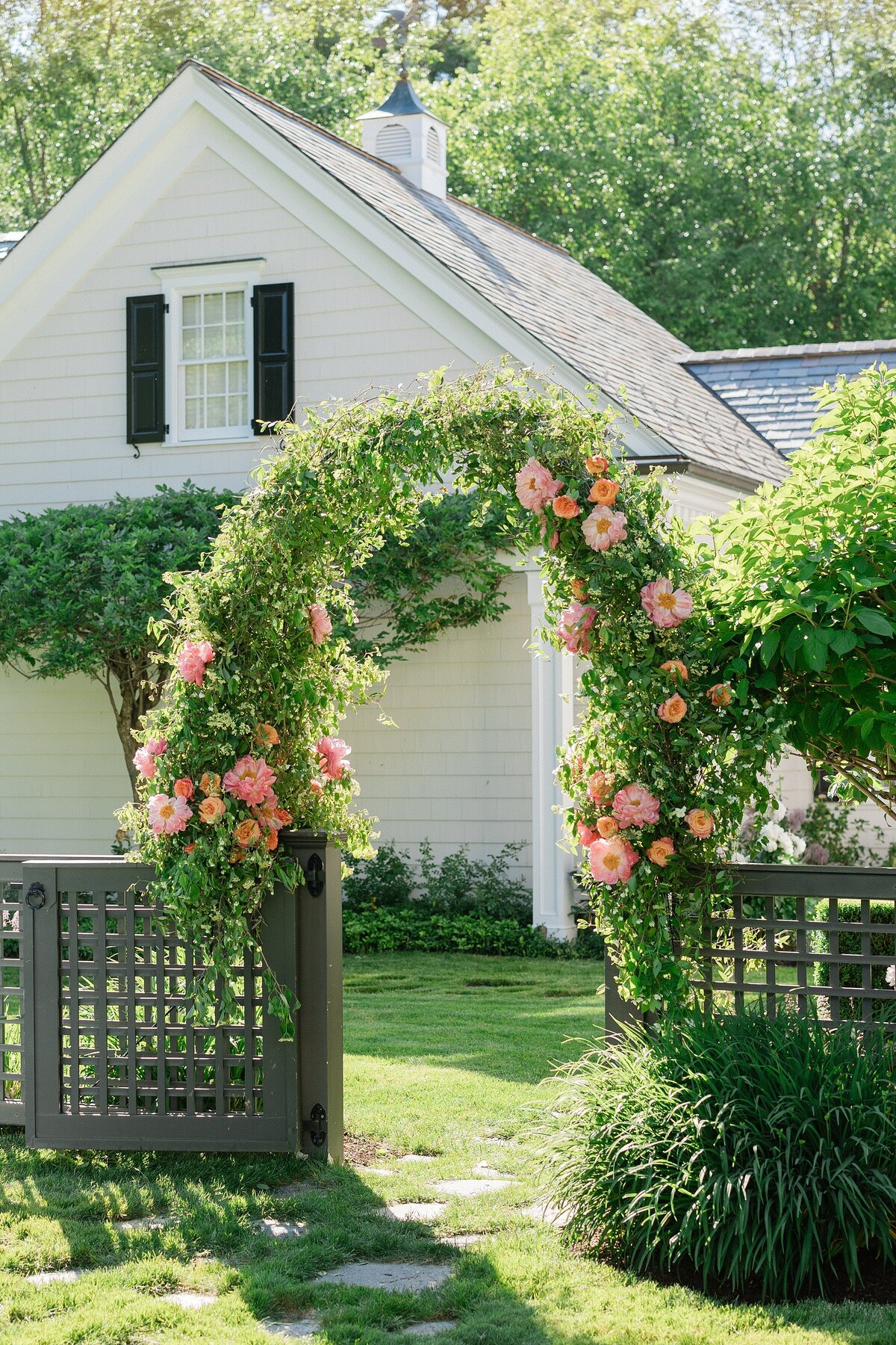 connecticut-backyard-tented-wedding-photo_0014