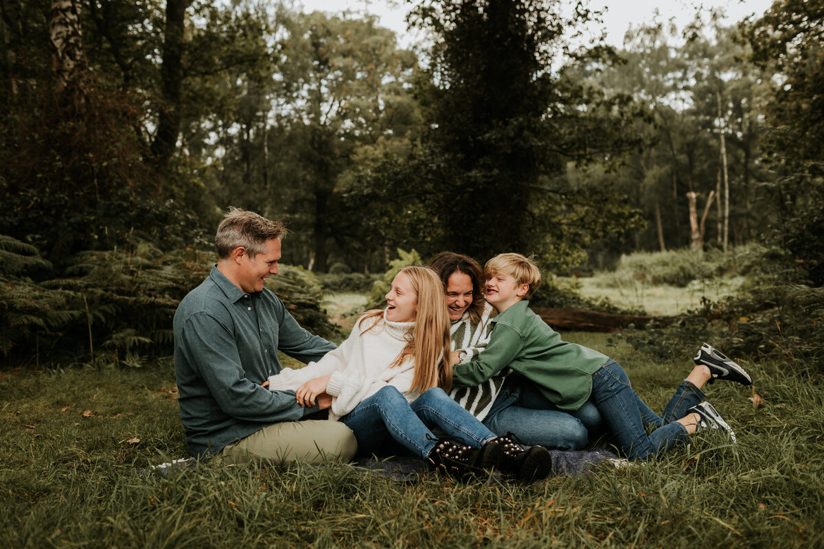 EXTENDED_AUTUMN_OUTDOOR_FAMILY_SHOOT_SURREY_PHOTOGRAPHER_0029