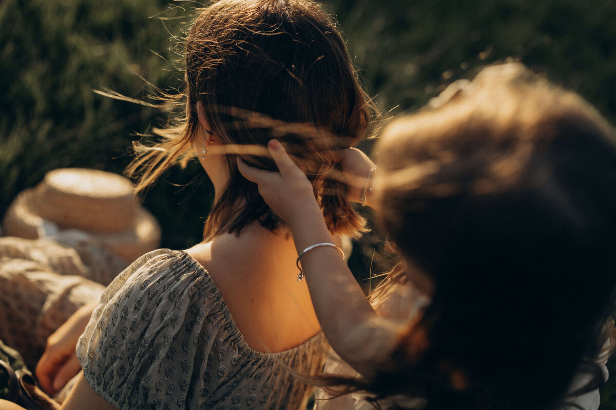 Mother-and-daughter-doing-hair