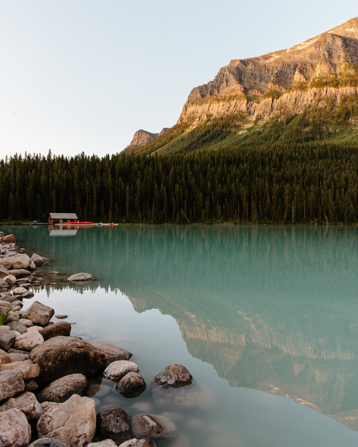 lake_louise_sunrise_banff_canada