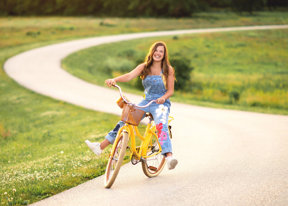 Des Moines-Iowa-Senior-Girl-Photographer-Theresa-Schumacher-Photography-Nature-Riding-Bike