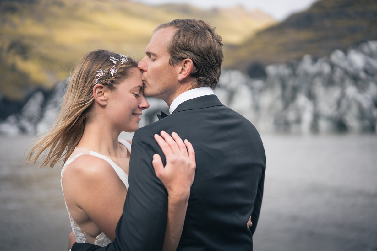 couple-in-love-forhead-kiss-wedding