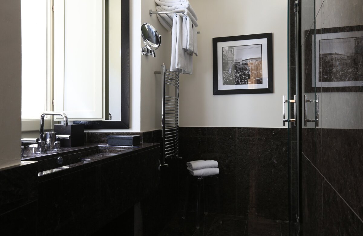 Waterstone - Palazzo Seneca- Norcia - Luxury Boutique Hotel - Deluxe room - bathroom