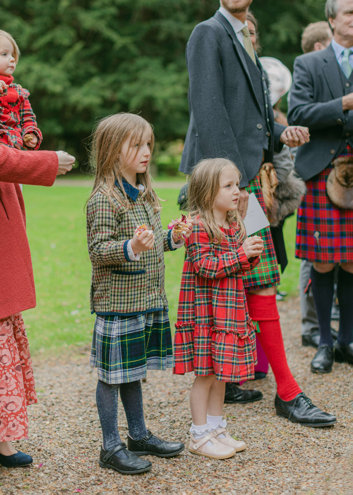 chloe-winstanley-weddings-scotland-confetti-children