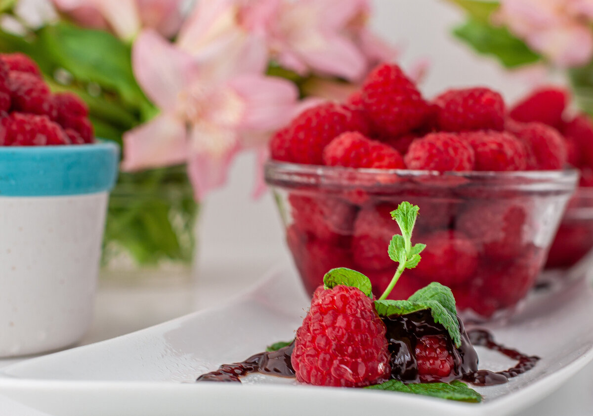 foodphotography_bakedpears_chocolaterasberrysauce-4772