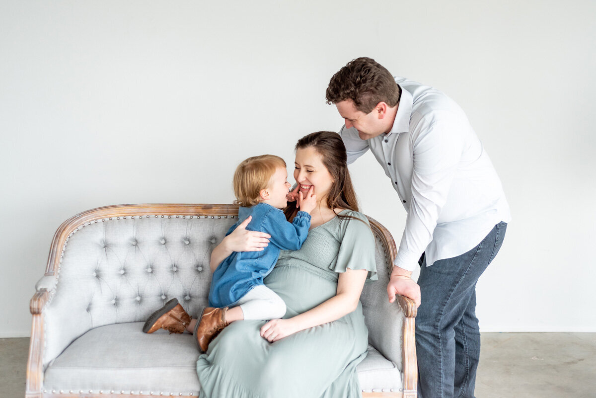 denver-maternity-studio-family-snuggle