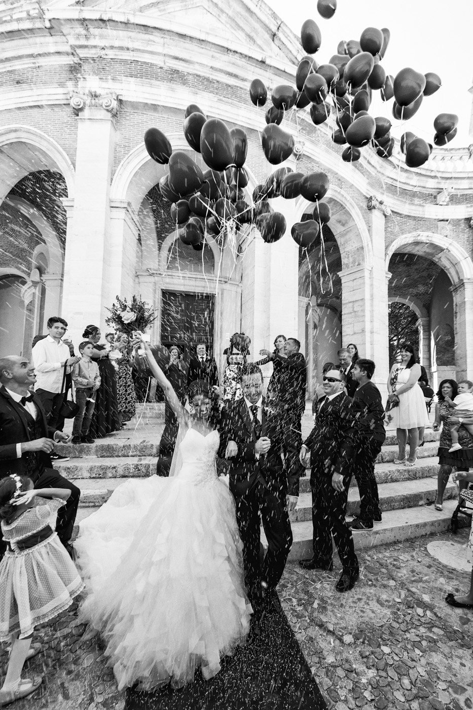 foto novios boda salida de iglesia arroz y globos