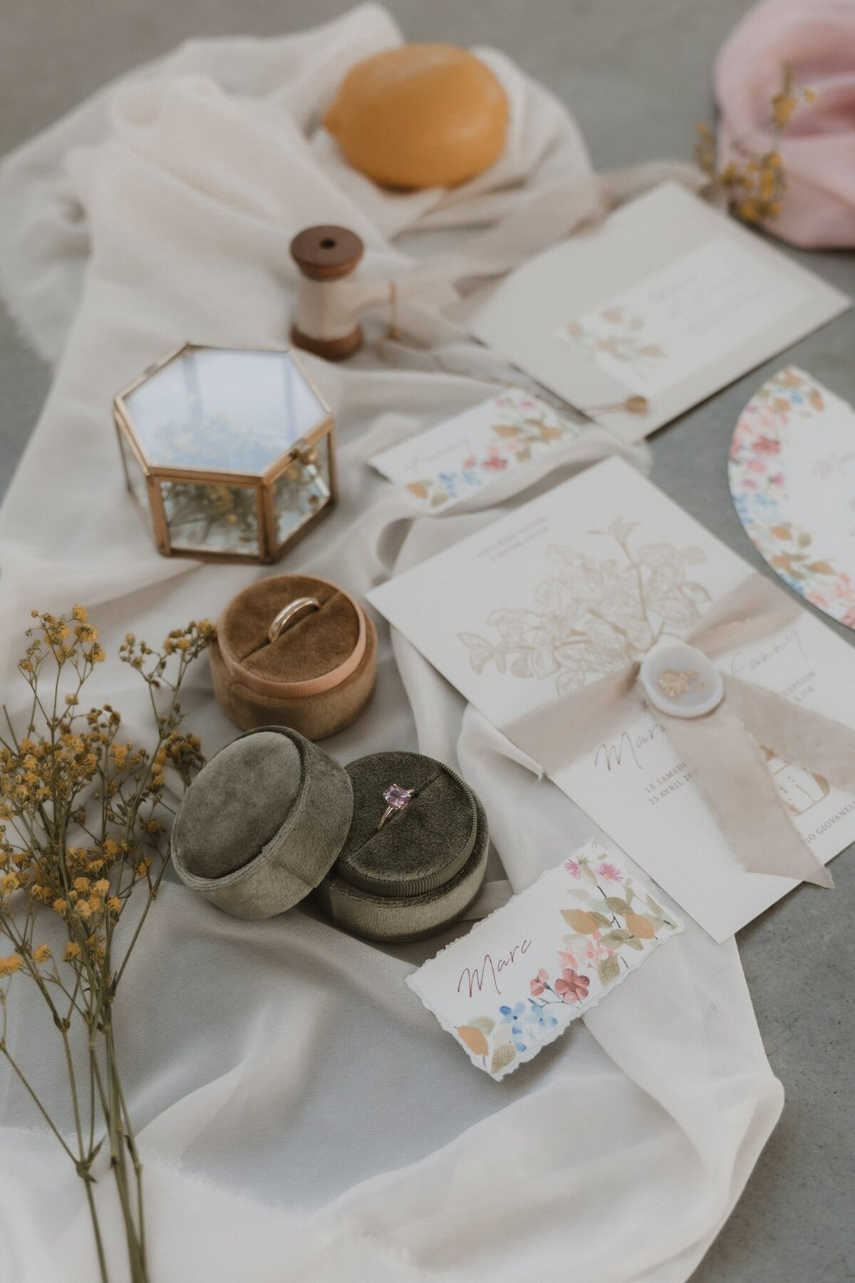 Flat lay à Montréal avec des invitations de mariage et des bagues.