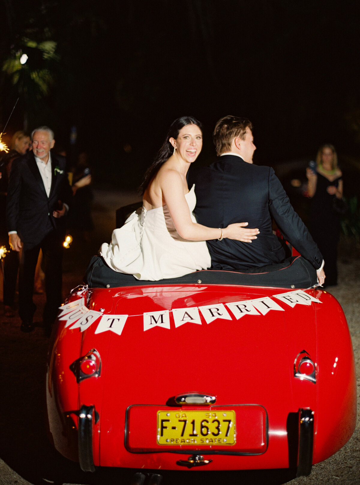 chic-bride-and-groom-drive-away-from wedding-vintage-car-1394