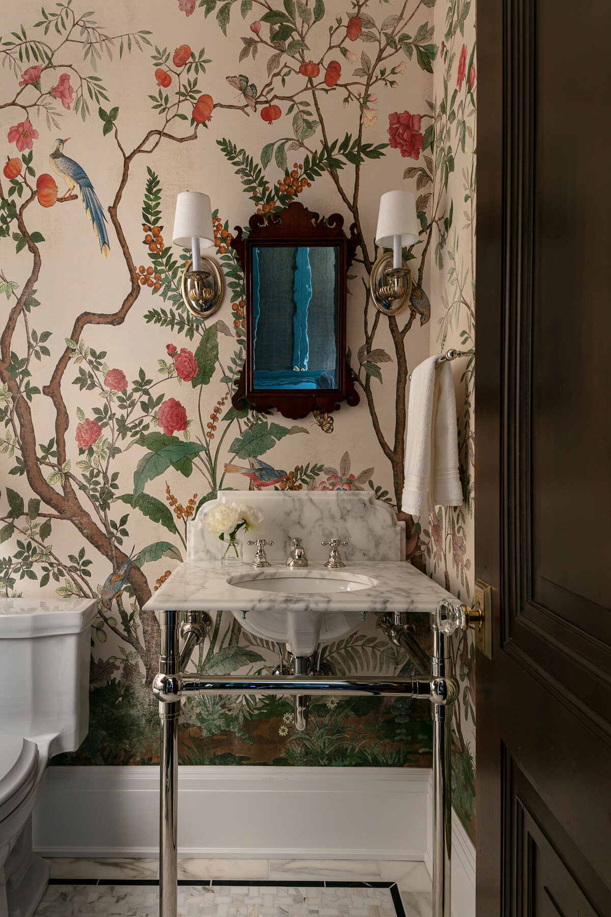 5-gucci-mural-paper-marble-powder-nickel-washstand