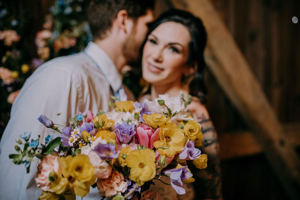 bridal flowers, spring wedding, couple photos, barn wedding, mankato wedding