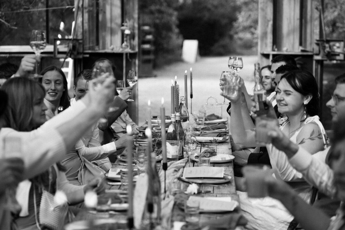 rouwfotograaf legt intieme bruiloft vast bij In de Kas bij Winnsen – proosten tijdens diner 