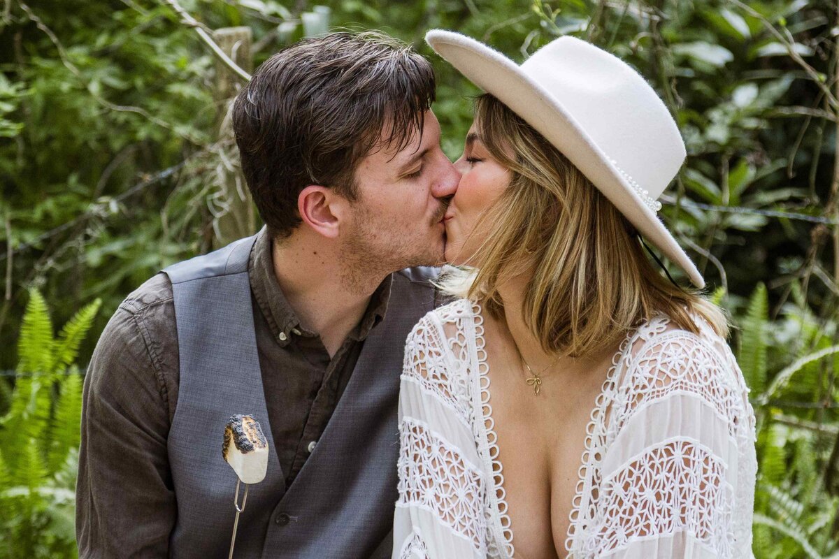 71-bride-groom-kiss-over-smores