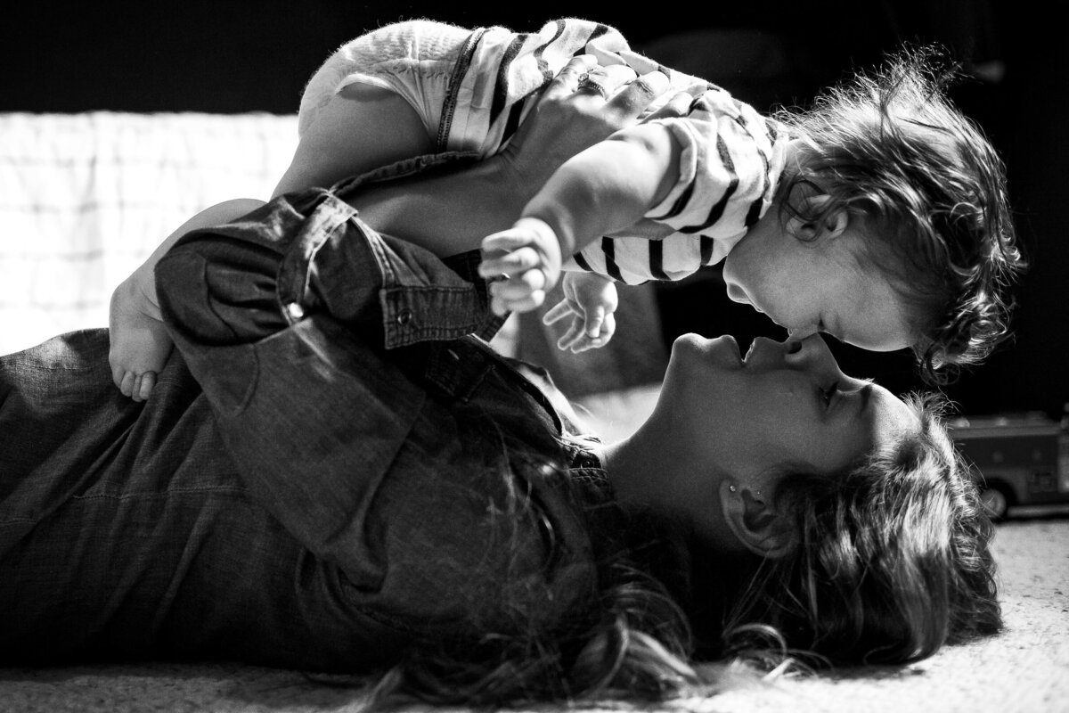 mother-son-play-lifestyle-portrait-coeur-dalene