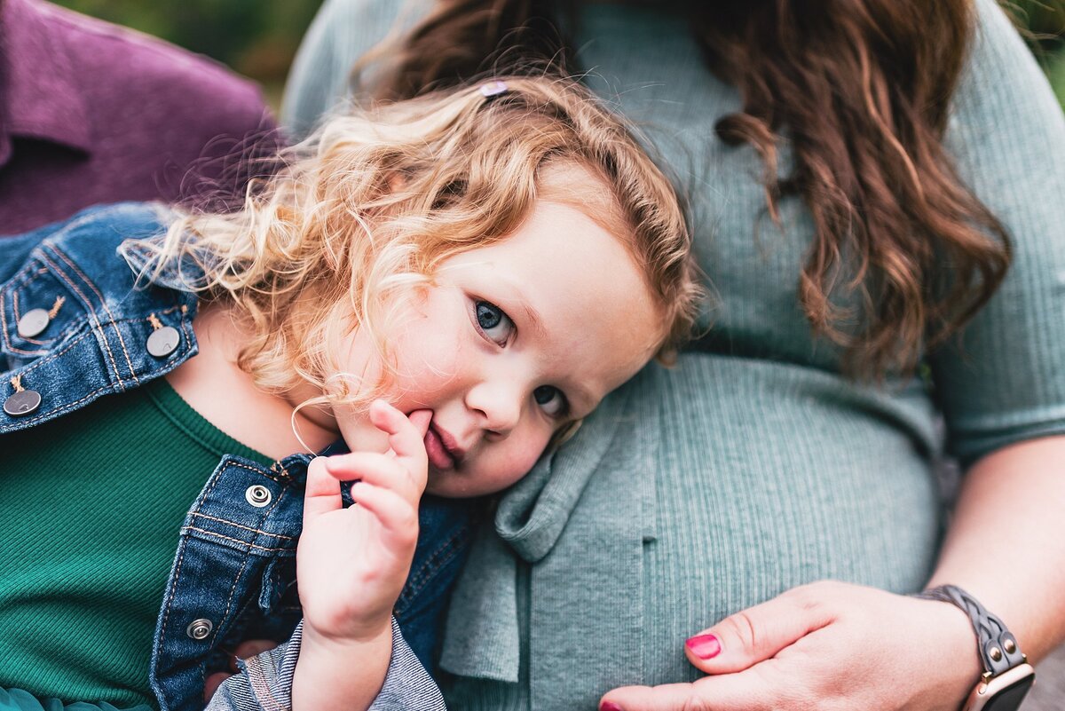 maternity shoot with sibling