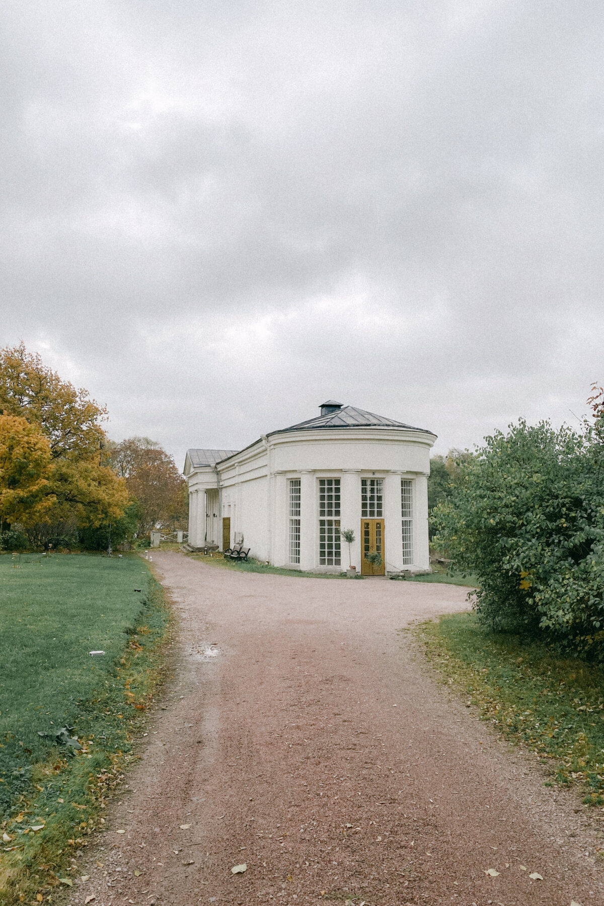 Autumn trees and colours and the orangerie in Oitbacka gård