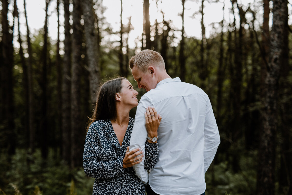 forlovelse_parfoto_charlottechristensen_jæren_Brusand_skog-03