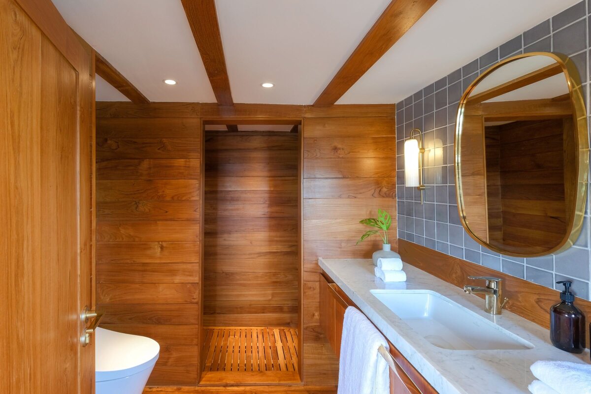 Celestia Luxury Yacht Charter Indonesia Owners Cabin Bathroom