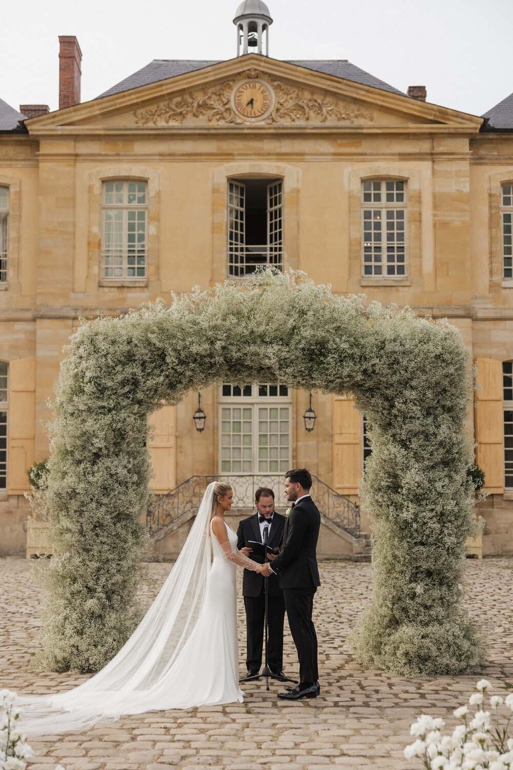 white luxury romance at chateau de Villette for Hannah & dylan Barbour wedding in Paris - Floarl designer Veronique lORRE31