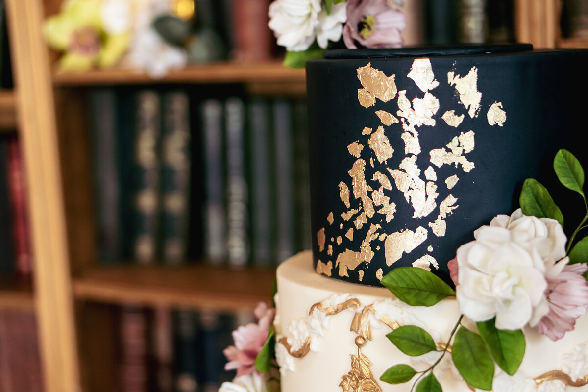 Luxury nature inspired wedding cake designer vanilla Spice Cake Studio Northamptonshire navy white gold sugar flower cake