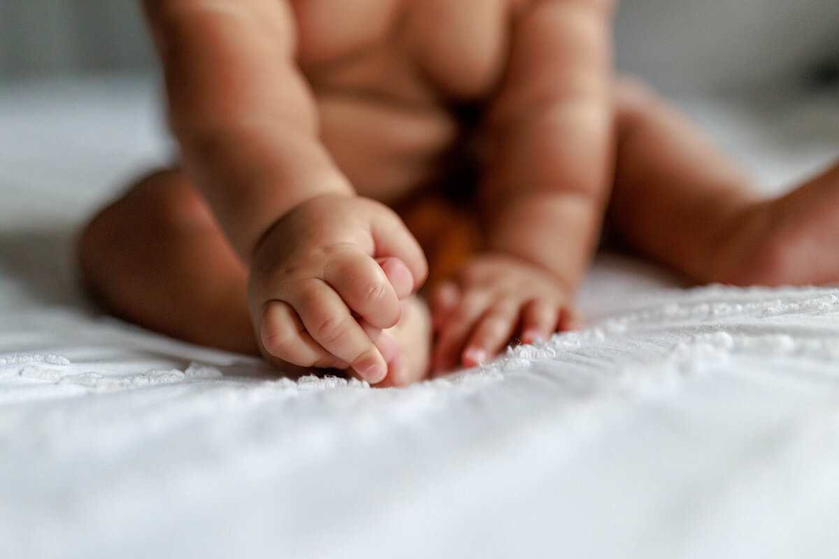 baby-holding-toes