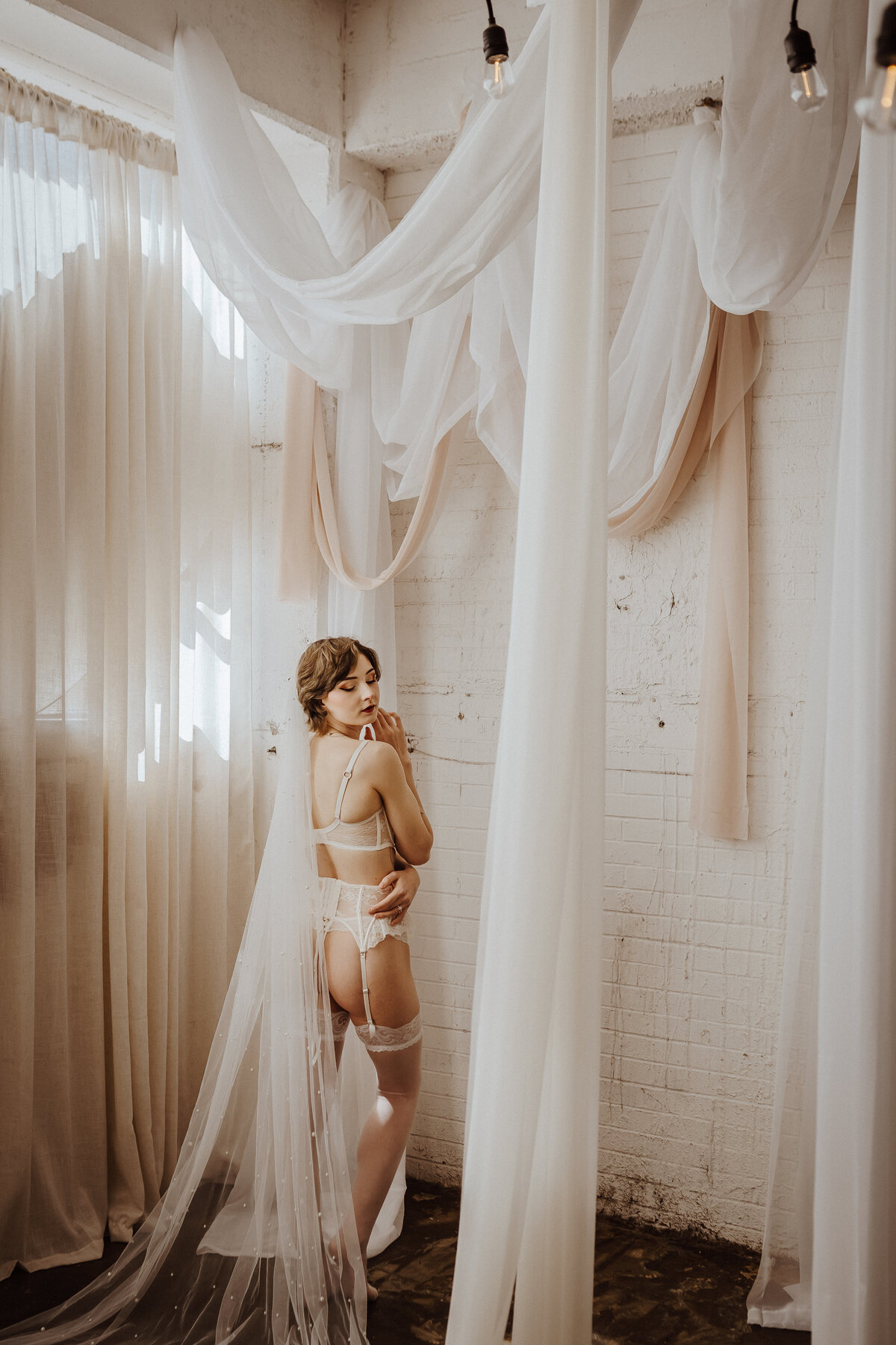 romantic-bridal-boudoir-long-veil-back-view-the-storyteller-studio-des-moines-storyteller-collective-photo-co
