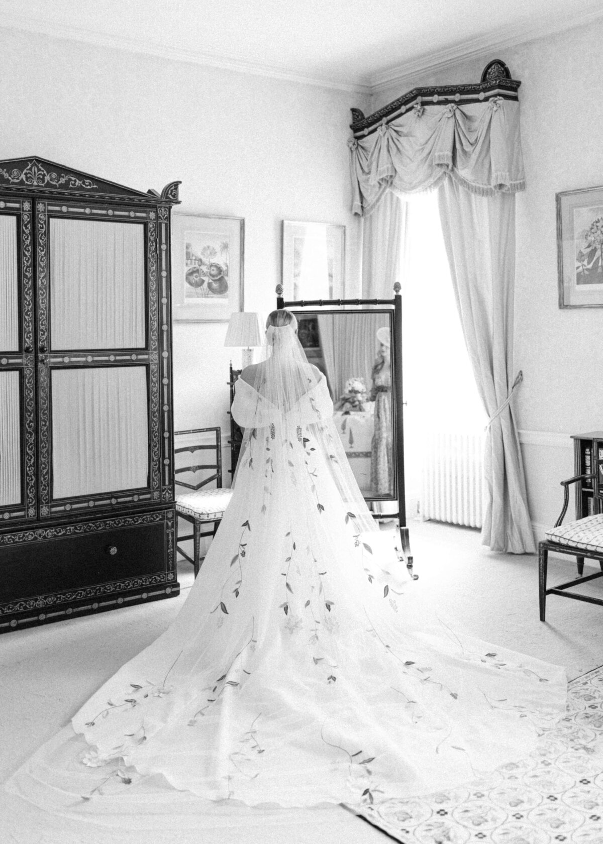 chloe-winstanley-weddings-cotswolds-cornwell-manor-monique-lhuillier-dress-toni-federici-veil-black-white