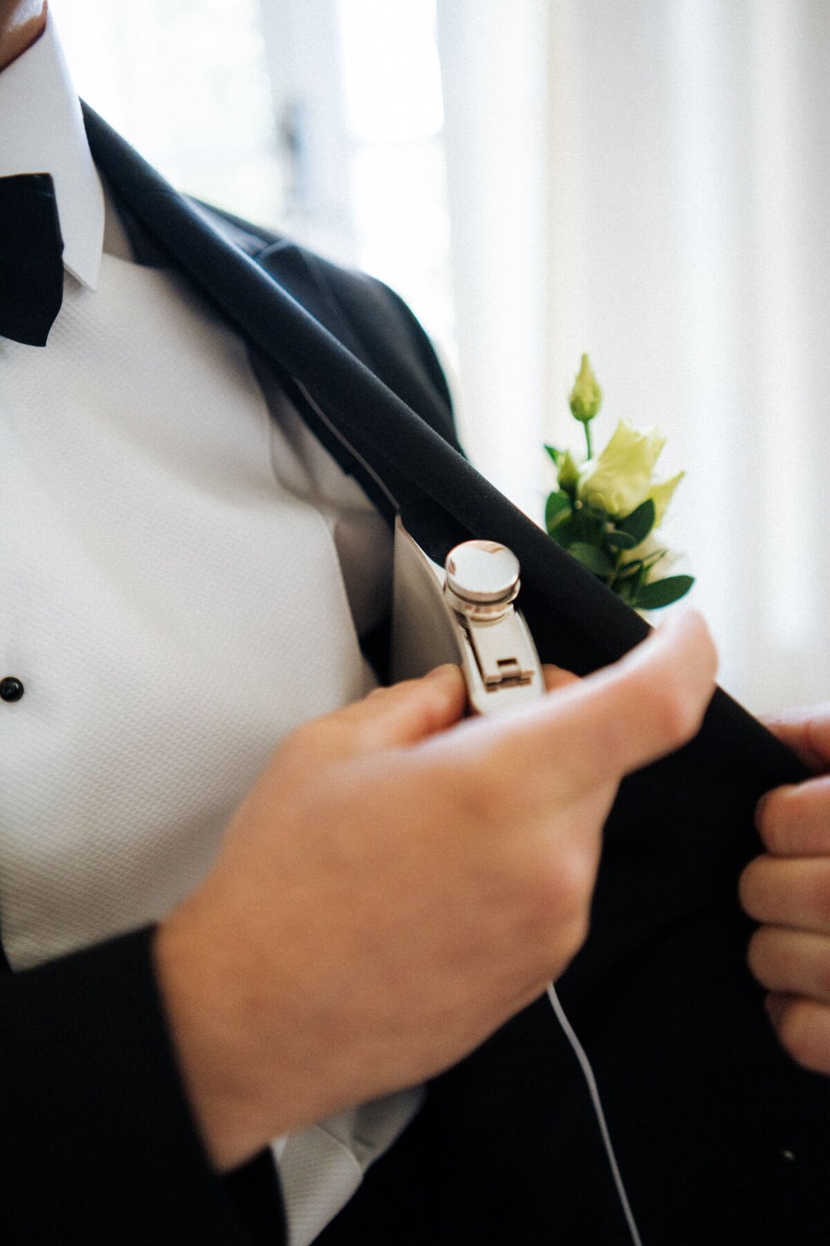 groom-getting-ready-chateau-du-puits-es-pratx7