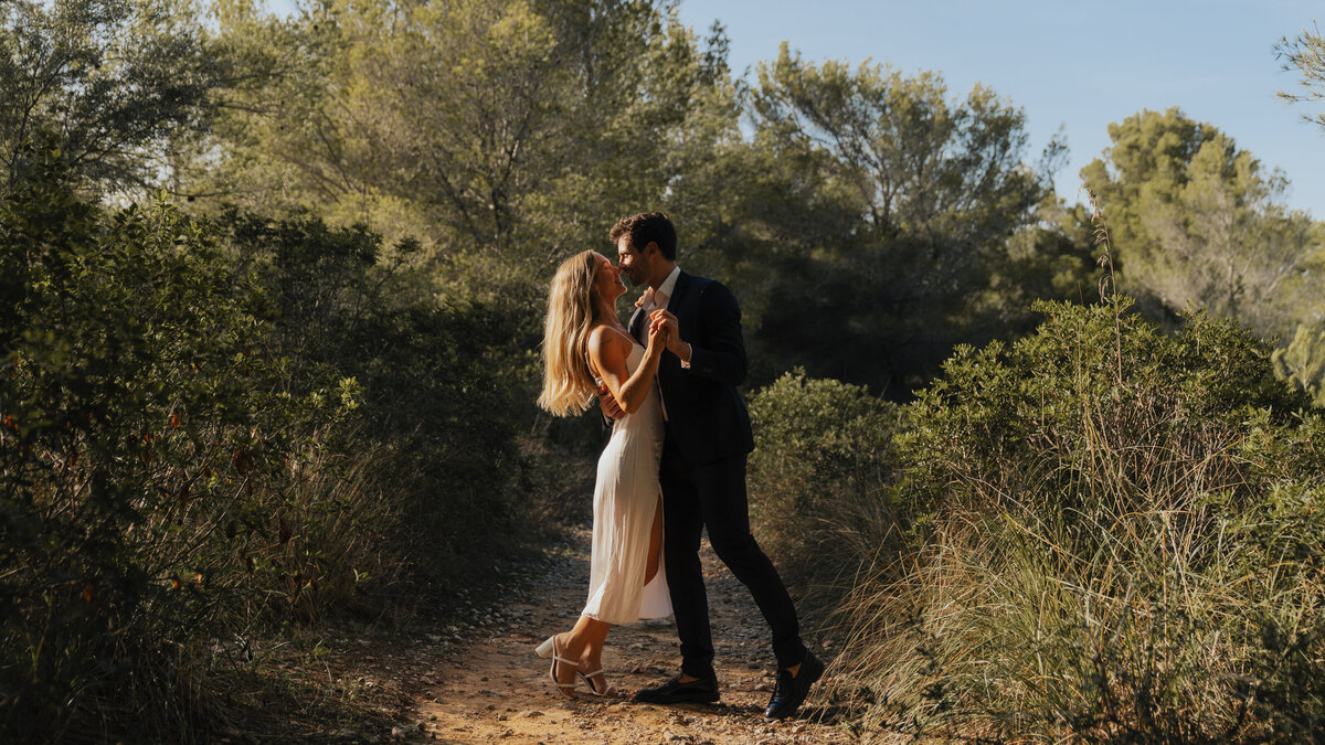 Malloraca Couple GARDEN WALK POST-2