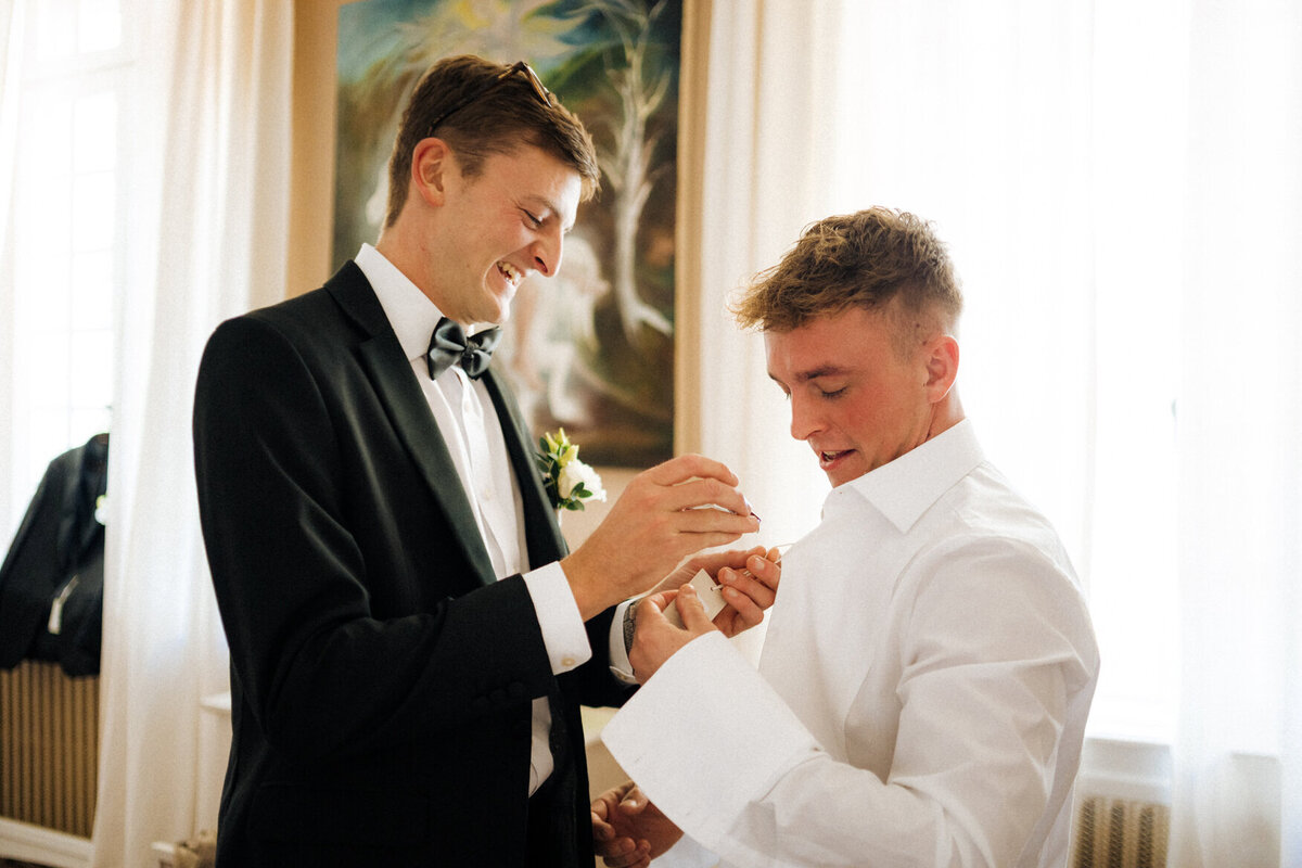 groom-getting-ready-chateau-du-puits-es-pratx4