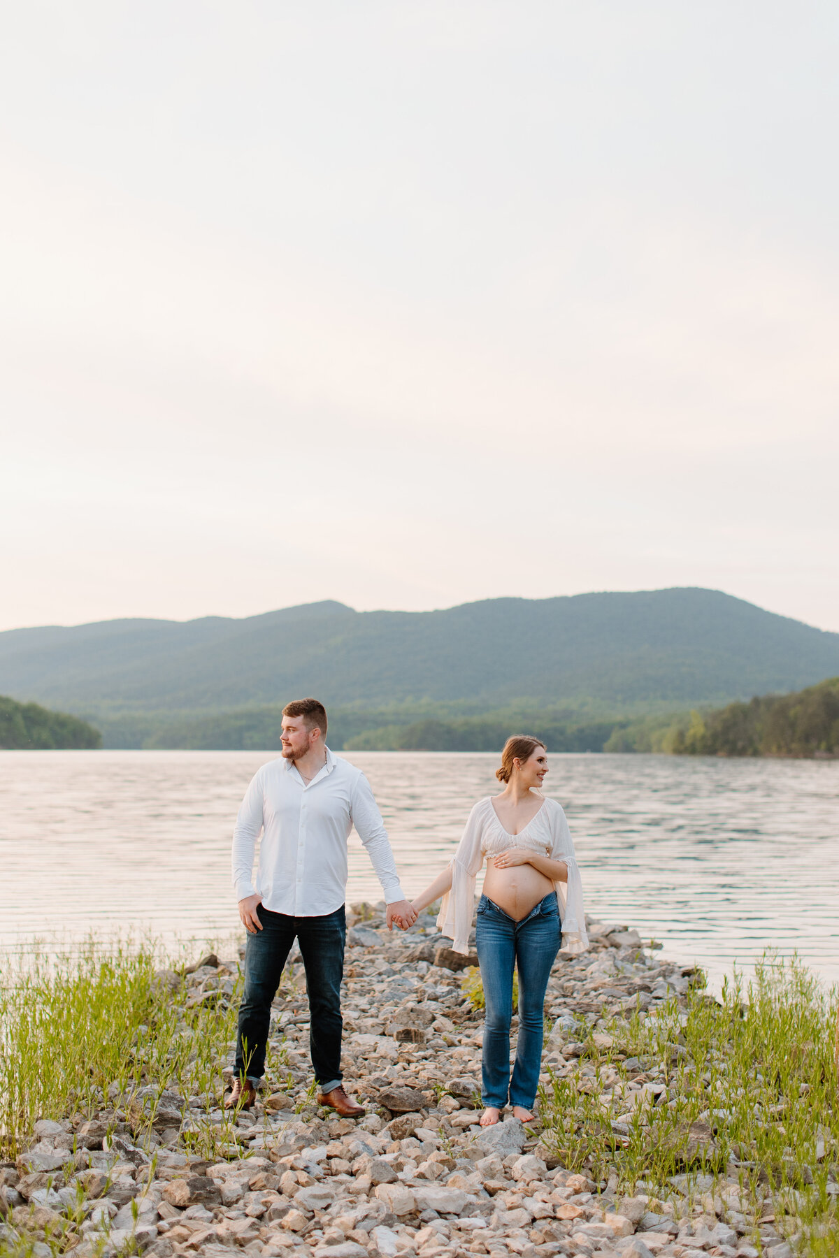 Documentary-Maternity-Session-at-Carvins-Cove-RJ-117