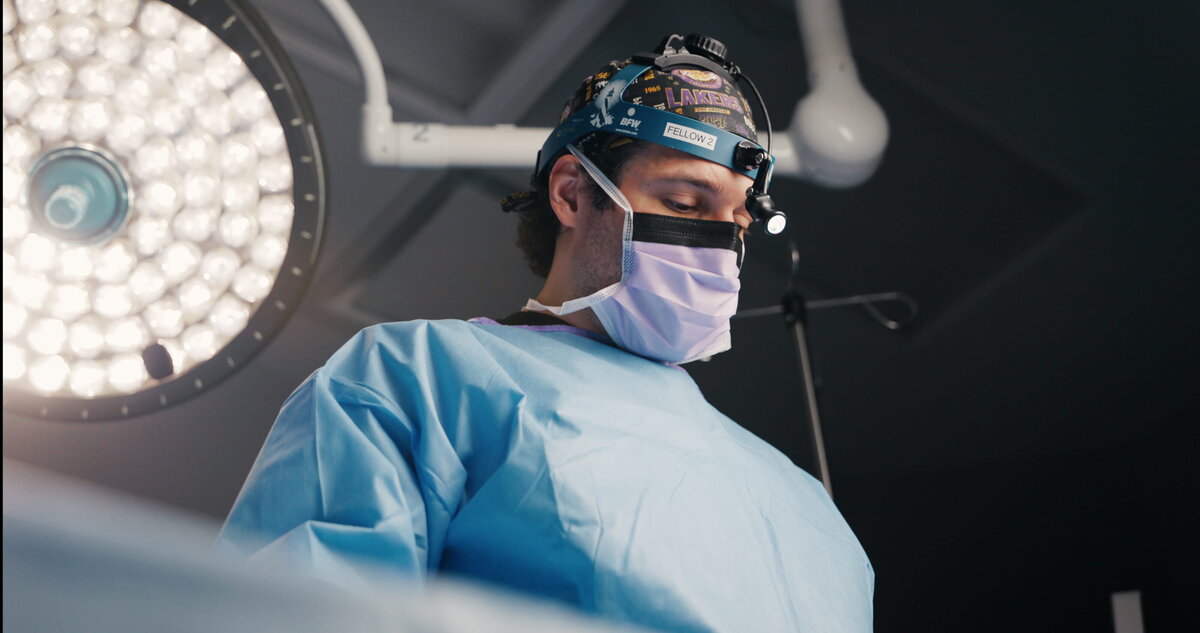 Plastic surgeon in the operating room, photographed by Luma Media