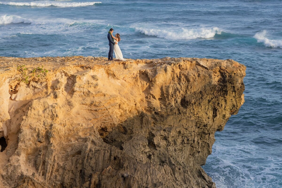 Cliffside wedding in Oahu with dramatic coastline