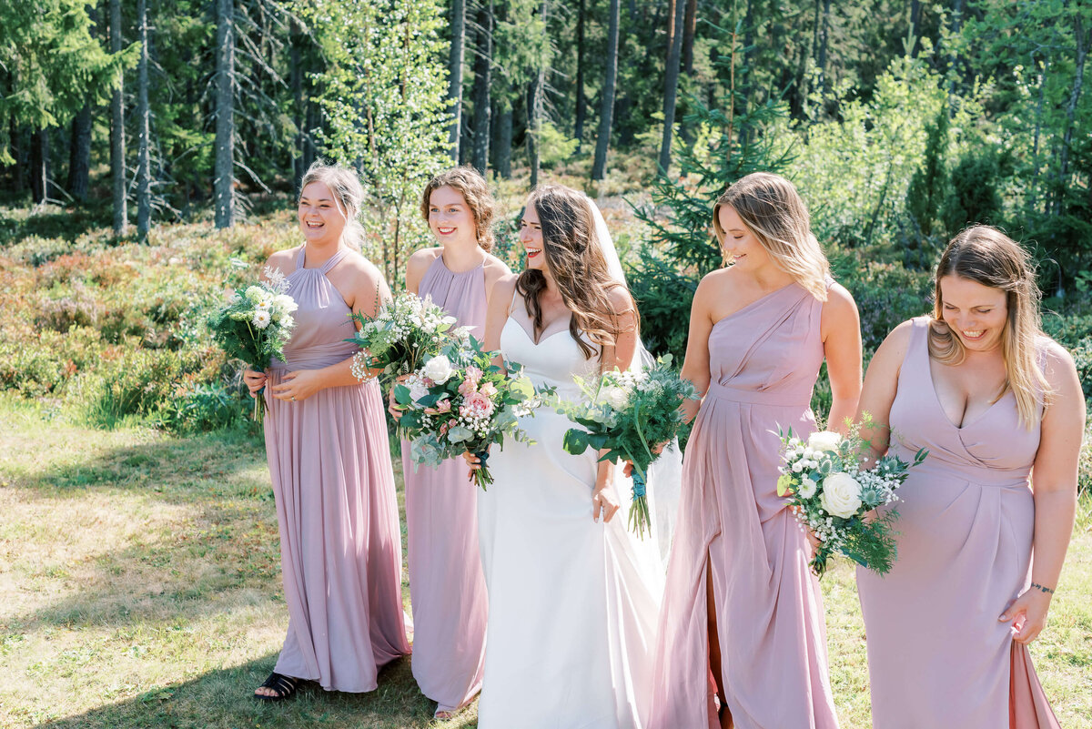 Wedding photographer Stockholm helloalora bridesmaids in mauve dresses wedding in Sundsvall