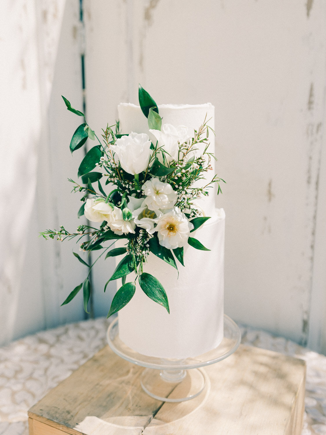 Simple and elegant Lake Tahoe wedding cake with flowers