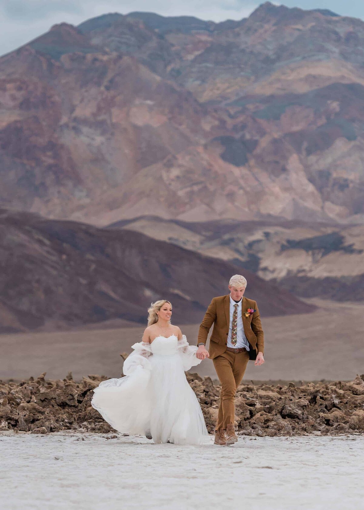 where-is-the-most-beautiful-place-to-have-an-elopement-ceremony-in-death-valley-Soul-and-Sky-Weddings